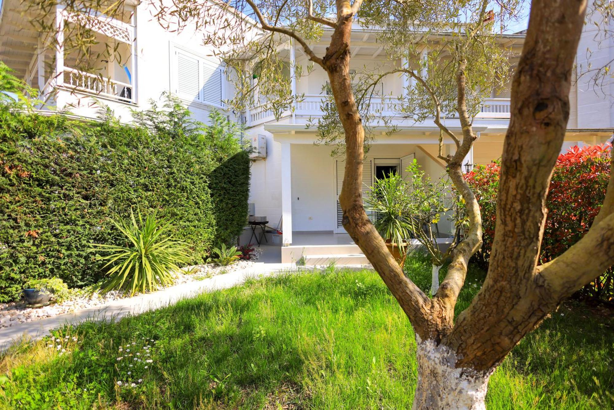 Grandstay Villa Perla Resort Durrës Buitenkant foto